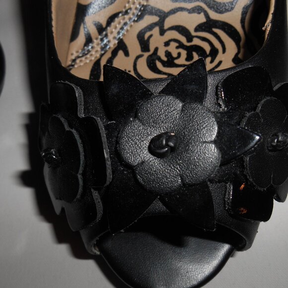 KENNETH COLE BLACK EMBELLISHED OPEN TOE WEDGE SHOE RIGHT SHOE 7M LEFT SHOE 7.5M - Picture 2 of 10